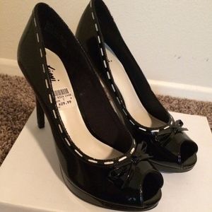 Peep-toed black Pumps with Bow embellishments